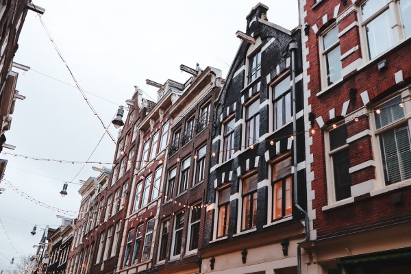 The average transaction price for an owner-occupied home in the Netherlands stood at €480,000 last year, according to new data from Statistics Netherlands (CBS) and the Netherlands’ Cadastre, Land Registry and Mapping Agency (Kadaster).