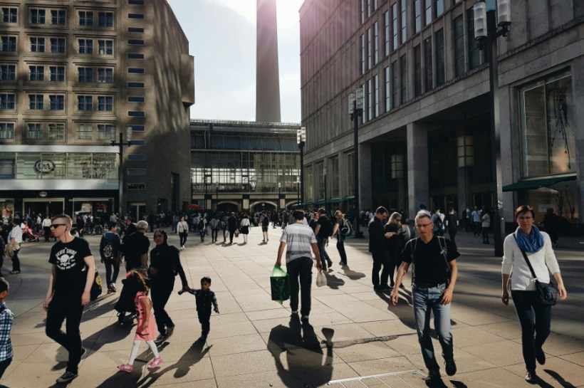 Some 45.6 million people were employed in Germany in the first quarter of this year, a marginal decline (0.1%) on the previous quarter, with 61,000 fewer people employed, according to the country's statistics office, Destatis.
