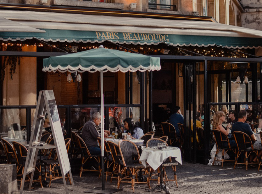 Employment in the French services sector has fallen for the first time in four years, however growth expectations for the sector over the coming year have picked up.