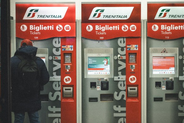 Producer prices for businesses in the Italian services sector increased in the fourth quarter of last year, by 1.3% compared to the previous quarter, and by 4.8% on a year-on-year basis, new data from Istat has found.