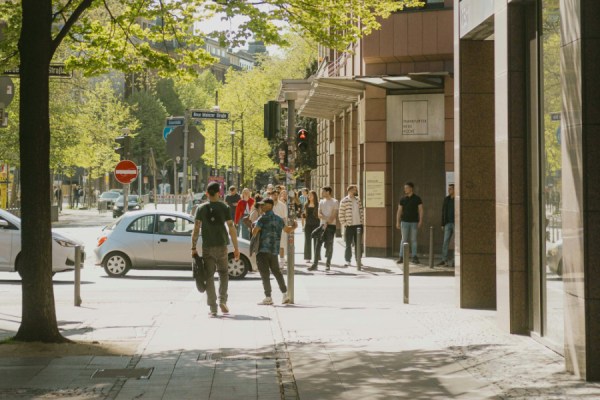 Full-time employees in Germany worked an average of 40.2 hours per week in 2024, in line with the EU average of 40.3 hours, new data from the Federal Statistical Office (Destatis) has found.