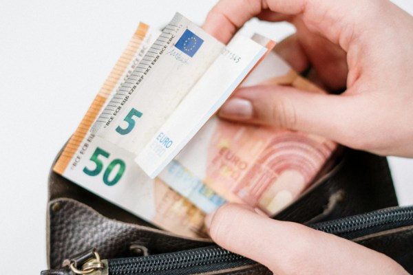 Consumer prices rose by 0.9% in France in February, compared to the same month the previous year, according to Insee, the national statistics body.