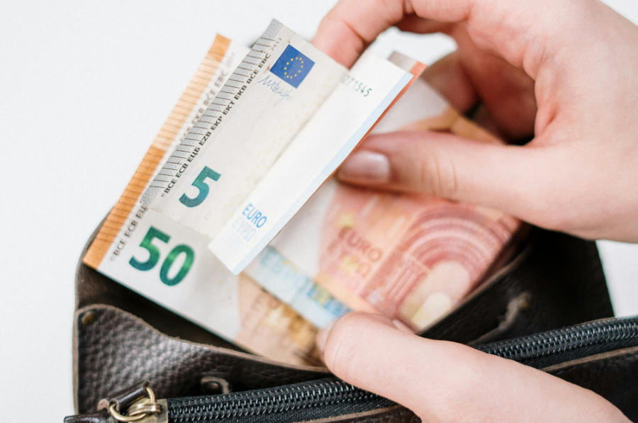 Consumer prices rose by 0.9% in France in February, compared to the same month the previous year, according to Insee, the national statistics body.