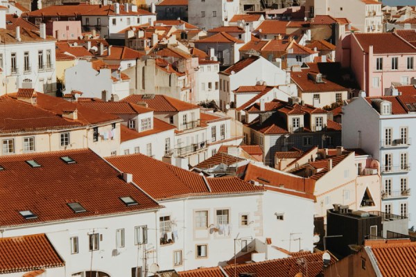 Building permits fell by 14.2% in Portugal in the fourth quarter of 2025, a decline of 5,800 buildings, year-on-year, according to INE, the country's statistics body.