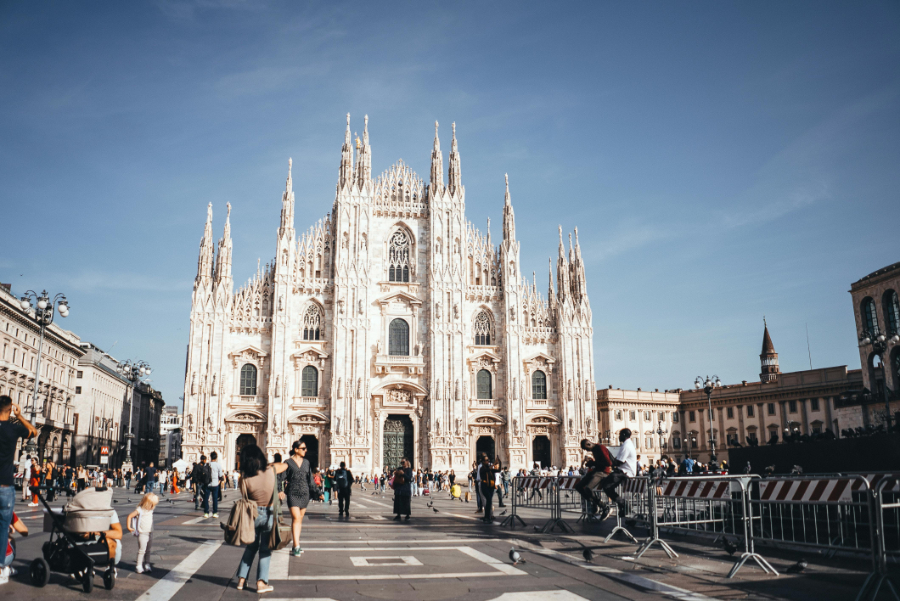 Italy's consumer confidence index fell from 97.4 to 92.6 in March 2026, according to Istat, the country's statistics body.