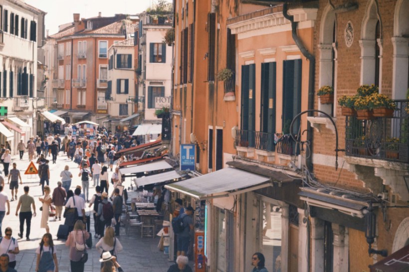 Italy’s labour market remained broadly stable in the fourth quarter of 2025, according to Istat, the country's statistics body, with employment showing modest growth and unemployment continuing to decline.
