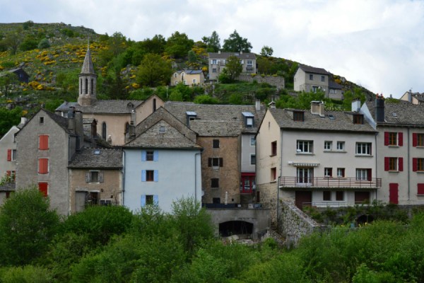 Households located in rural municipalities of France spend 2.7 times more on fossil fuels than those living in the inner urban area of Paris, and work in sectors that emit 2.8 times more greenhouse gases, according to Insee, the French statistics body.