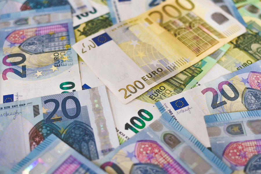 The debt-to-GDP ratio fell to 87.8% in the fourth quarter of last year, down from 88.4% in the previous quarter, new data from Eurostat has revealed.